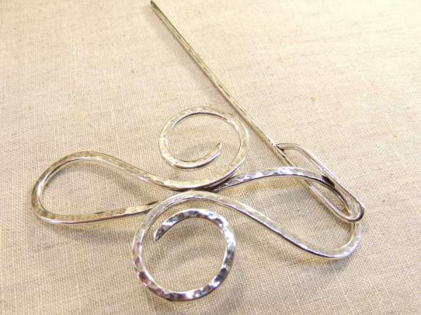 Fibule à cheveux Face à face martelée