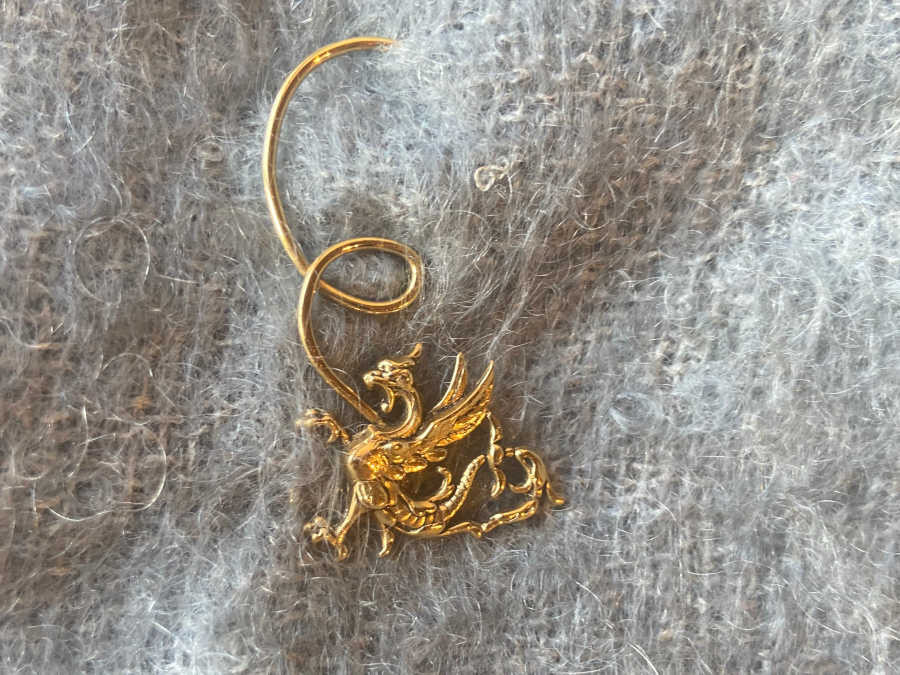 The Entrepage Le petit dragon Gold plated patinated