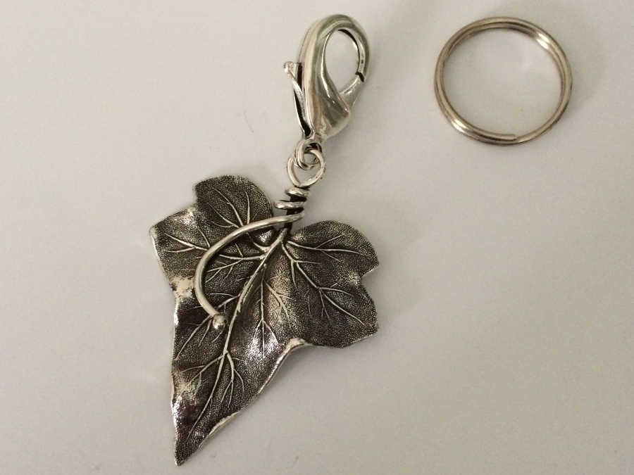 Porte clé Le lierre Argenté patiné